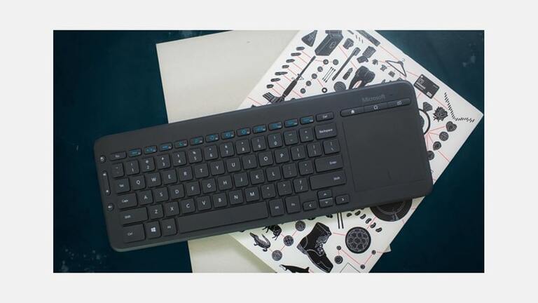 Microsoft All-in-One Media Keyboard – klawiatura z trackpadem na zeszycie