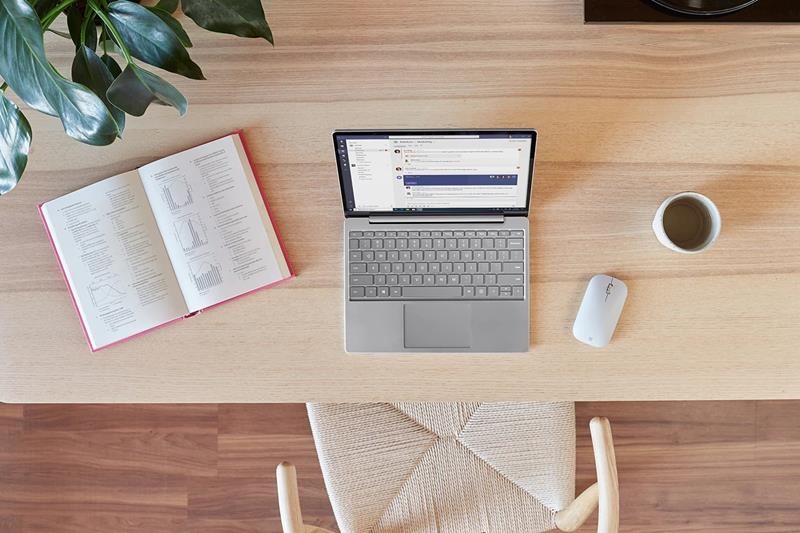 Microsoft Surface Laptop GO - na biurku