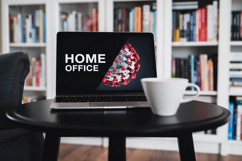 Home office - laptop na stoliku