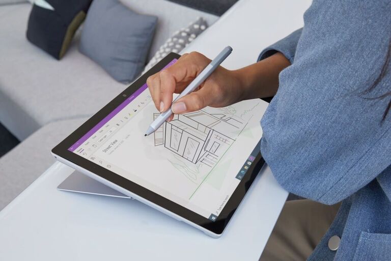 Microsoft Surface Pro 7+ w trybie studio na biurku