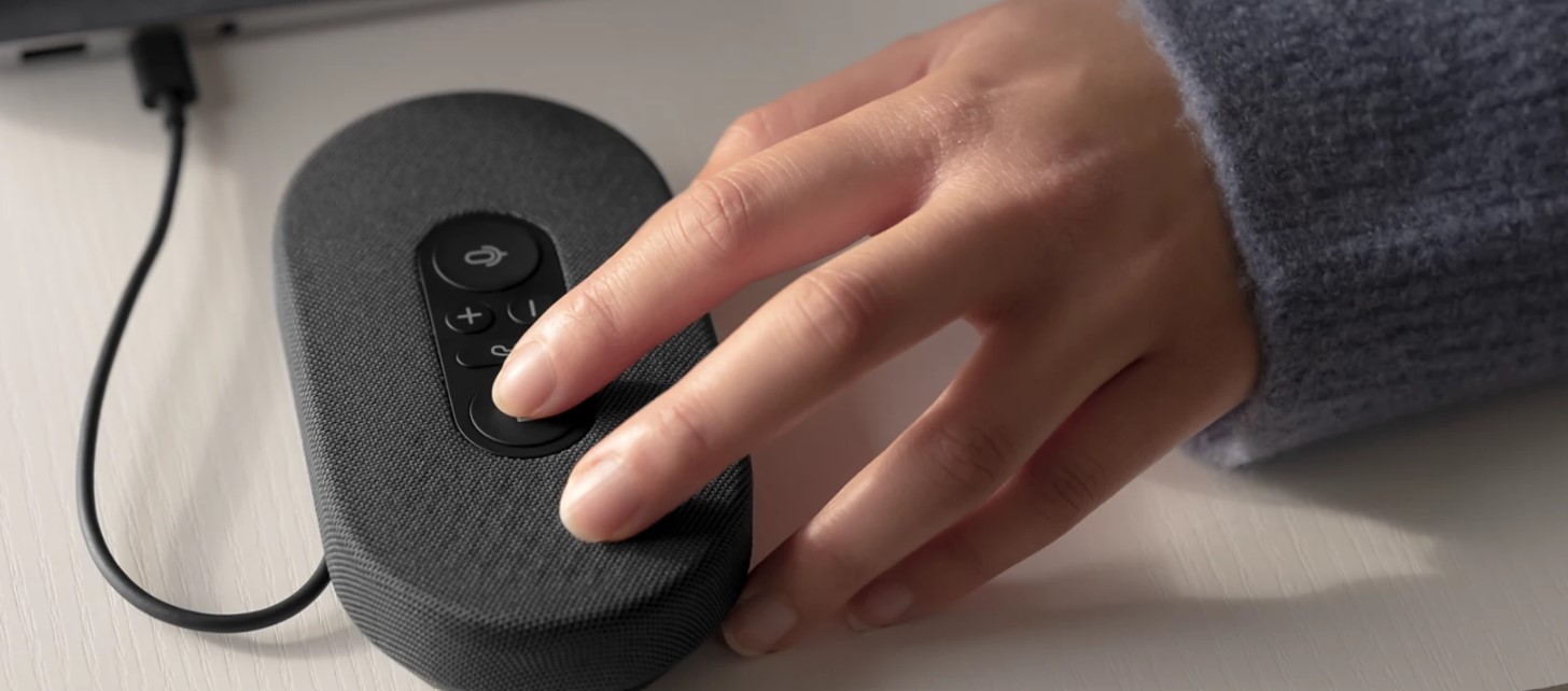 Surface Modern USB-C Speaker na biurku