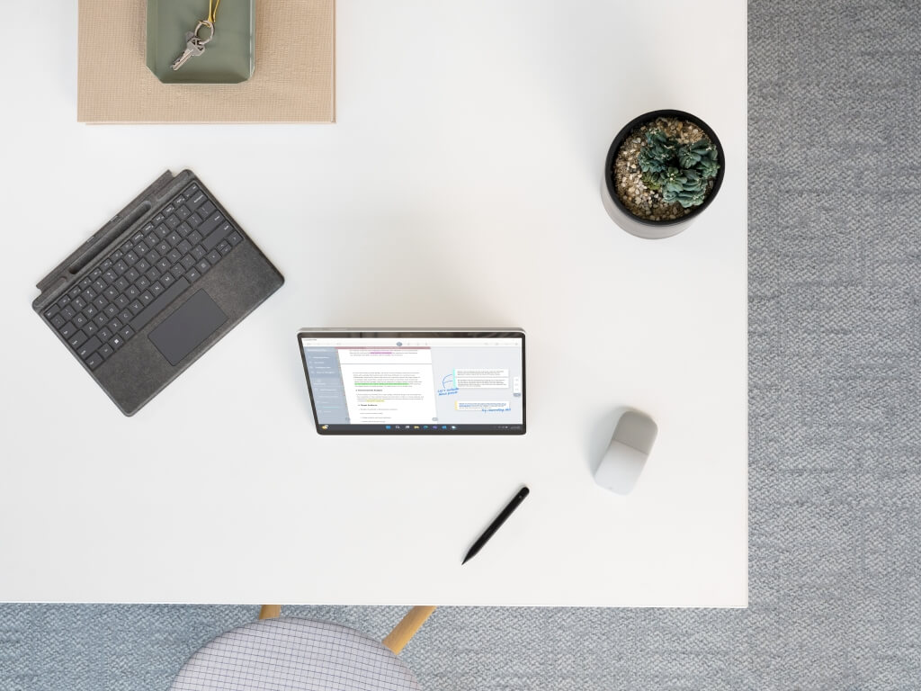 Surface Pro Signature Keyboard z piórem Slim Pen 2 - na biurku