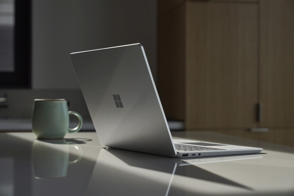 Microsoft Surface Laptop Go 2 na biurku