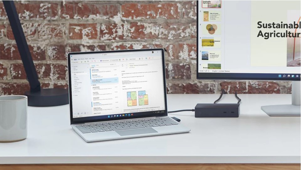 Microsoft Surface Laptop GO na biurku